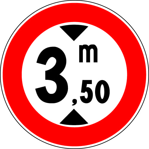 Sinjali në figurë tregon ndalim qarkullimi për mjete që janë më të larta se 3.5 metra.