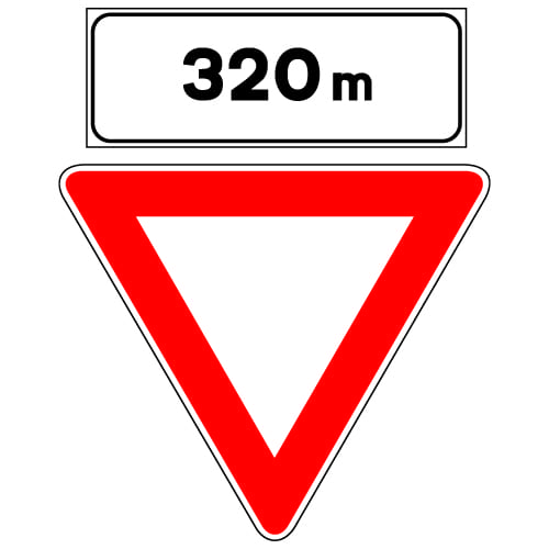 Sinjali në figurë paralajmëron drejtuesit e mjeteve për të dhënë përparësi nga e majta dhe nga e djathta, pas një distance 320 metër.