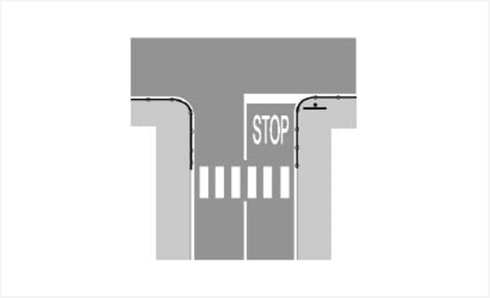 Shkrimi “STOP” mbi rrugë, si në figurë, bashkëshoqëron sinjalin vertikal “NDAL DHE JEP PËRPARËSI”.